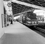 155028 Afbeelding van het electrische treinstel nr. 743 (mat. 1954, plan G, Hondekop) van de N.S. onder de kap van het ...